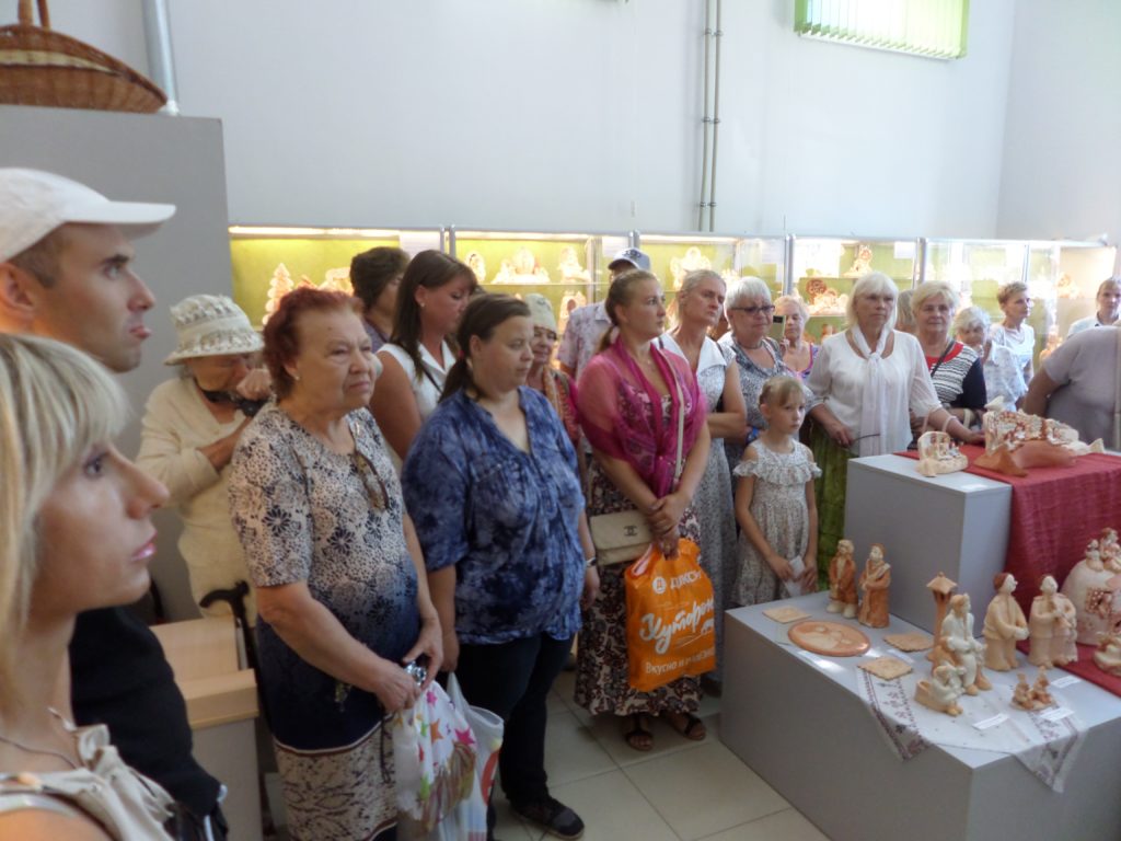Участники социального проекта “Семейное дело-секрет успеха” посетили музей Дивеевской игрушки и керамики